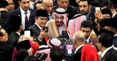 بالفيديو والصور.. أعضاء البرلمان الإندونيسي يتنافسون لالتقاط “سيلفي” مع الملك سلمان