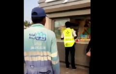 “أمانة جدة” تتفاعل مع فيديو لشخص يسكب شاياً ساخناً على وجه عامل.. وتنهي خدماته وتحيله للجهات الأمنية
