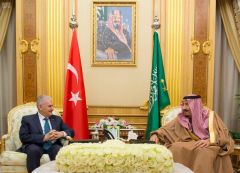 خادم الحرمين يبحث أوضاع المنطقة مع رئيس وزراء تركيا