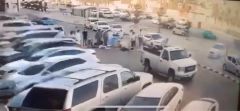 بالفيديو.. حريق ينشب في سيارة بـ “تخصصي الرياض” ومواطن يخمده قبل أن يمتد للسيارات المجاورة