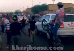 بالفيديو.. قائدو دراجات نارية يثيرون الفوضى بأحد شوارع جدة ويضايقون قائدي السيارات العابرة