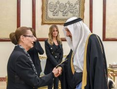 نيابةً عن خادم الحرمين.. الأمير منصور بن متعب يقدم واجب العزاء في الرئيس مبارك