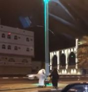 فيديو يوثق تصرفاً شهماً لشاب ترجل من سيارته لمساعدة سيدة على عبور طريق بمكة