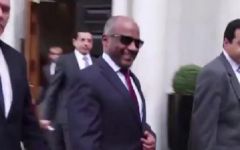 بالفيديو..رد فعل اللواء عسيري والأمير محمد بن نواف مع الأشخاص الذين حاولوا مهاجمتهما في لندن