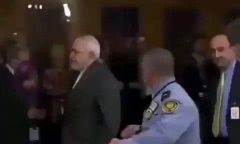 بالفيديو.. رجل أمن يمنع وزير خارجية إيران من التحرك في أمريكا
