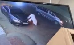 بالفيديو.. لص يسرق سيارة في وضع التشغيل بالرياض.. ومالكها ينجو من الدهس بعد محاولة منعه