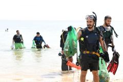 شاهد.. غواصون ومتطوعون يشاركون في تنظيف شاطئ “نصف القمر” بالشرقية