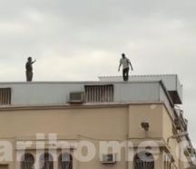 بالفيديو.. وافد يحاول الانتحار من فوق أحد المباني .. و الدفاع المدني ينقذه في آخر لحظة