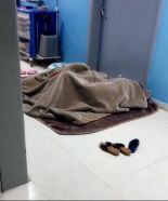 صورة متداولة لـ ” عاملات مستشفى العلايا ” نائمات في الممرات تثير حفيظة المغردين