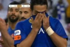 بالفيديو.. بكاء ياسر القحطاني عند توديعه الملاعب