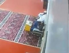 بالفيديو.. وفاة عامل بعد أدائه الصلاة في مسجد بالرياض