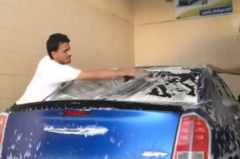 بالفيديو.. شباب سعوديون يتحدون ثقافة العيب ويقتحمون مجال غسل السيارات بالقريات