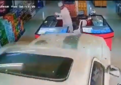 ​​شاهد.. نجاة شخصين من الدهس بأعجوبة بواسطة سيارة اقتحمت مركزاً للتسوق في عمان