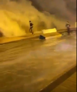 بسبب إعصار “كيار”.. شاهد أمواج بحر العرب تغرق أحد الشوارع بسلطنة عمان