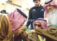 الملك سلمان يقبل يد أخيه الأكبر بندر بن عبد العزيز.. والصورة تحظى باهتمام المغردين
