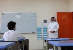شاهد.. ما قاله أمير عسير عندما التقى طالبًا يمنيًا خلال زيارته لأحد الفصول المدرسية