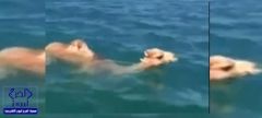 بالفيديو.. جمل يسبح في عرض البحر باتقان تام