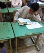 بالصورة.. طالب يقضي وقته بقراءة القرآن قبل تسليم ورقة الإجابة