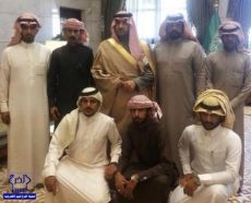 بالصور.. أمير الرياض يستقبل شباباً قدموا من الشرقية سيراً على الأقدام للتعزية في وفاة الملك عبدالله