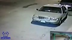 بالفيديو.. مواطن يوثق عبر كاميرات المراقبة لحظة سرقة سيارته