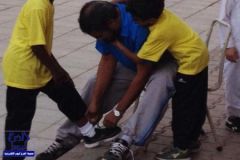 بالصور.. تويتر يحتفي بمعلم يربط حذاء تلميذ في مدرسة بجدة