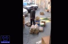 بالفيديو.. عامل مطعم يغسل البطاطس بقدميه في الشارع