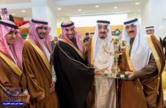 بالصور.. الملك سلمان يسلم كأس الملك عبدالله للأمير متعب في ميدان الفروسية