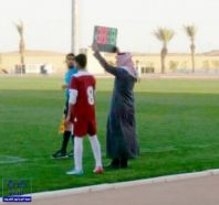 بالفيديو.. حكم سعودي يرتدي الثوب والشماغ في مباراة رسمية