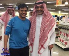 بالصور.. خالد التويجري يظهر لأول مرة منذ إعفائه متجولاً بأحد المجمعات التجارية