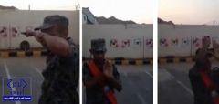 بالفيديو.. جنود سعوديون “محترفون” يجيدون التصويب خلفهم دون رؤية الهدف