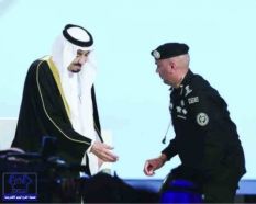 بالصورة: الملك سلمان يتناول خاتمه من حارسه الشخصي العقيد الفغم