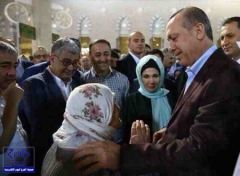 بالصورة.. أردوغان يقبل يد مسنة تركية عقب زيارته للمسجد النبوي الشريف