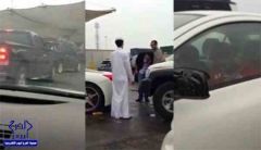 بالفيديو.. حالة غير طبيعية تحوِّل شباباً إلى نائمين وصانعي حوادث على جسر البحرين!