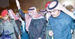 بالصورة.. أمير القصيم يواصل جولة تفقدية تحت زخات المطر رغم ابتلال ثيابه