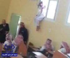 بالفيديو.. طالب يخدع معلمه “الكفيف” ويدخل من شباك الفصل