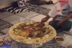 بالفيديو.. سعودي يُقدِّم “مفطح” لخادمته بمناسبة عودتها من السفر
