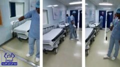 بالفيديو.. ممرض يداعب فأر أمام غرفة العمليات بـ”القنفذة العام”