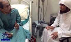 بالصورة.. سلمان العودة يزور الكاتب ” عبده خال” في المستشفى بعد إصابته بجلطة