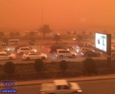بالصور.. الرياض تشهد موجة غبار شديدة تسببت في انعدام الرؤية