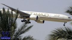 “الإمارات” و”الإتحاد” تحققان في حادث اقتراب طائرتين من طائراتهما من بعضهما