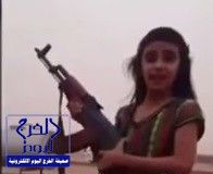 بالفيديو.. طفلة تطلق النار من رشاش مرددةً: “حنا جنودك يا ملك سلمان”