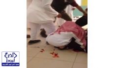 بالفيديو.. شاب يتعرض للطعن في “مول الظهران “بالمنطقة الشرقية