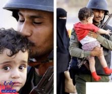 تكريم رقيب بمنفذ الطوال بسبب قبلة على رأس طفل يمني