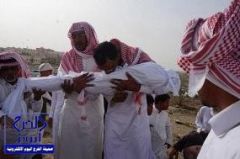 بالصور.. مواطنون ومقيمون في وداع جثمان الطفل المقتول على يد عمه في خميس مشيط