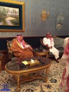 بالصور.. خادم الحرمين ومحمد بن نايف ومحمد بن سلمان يزورون الأمير مقرن بمنزله