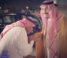 صورة للأمير مقرن يقبل يد خادم الحرمين الشريفين تحظى بإعجاب المغردين