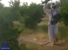 بالفيديو.. مواطنون يلقون القبض على حوثي مسلح في مزرعة بالحد الجنوبي