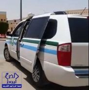 بالفيديو.. مراهق يفحط بسيارة تابعة لـ “البلدية” ويهرب لدى رؤيته شخصاً يصوره