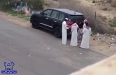 بالفيديو: شرطة عسير تكشف تفاصيل قيام 5 شبان بتكبيل آخر وأركابه في سيارة سوداء