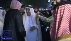 بالفيديو.. الملك سلمان يمازح الأمير عبدالله بن مساعد.. وين الشنب؟